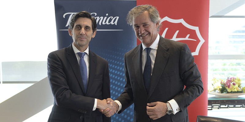Firma del acuerdo entre Acciona y Telefónica para el suministro de energía 100% renovables.
