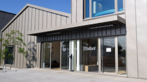 Acceso principal al nuevo edificio de Vaillant Group