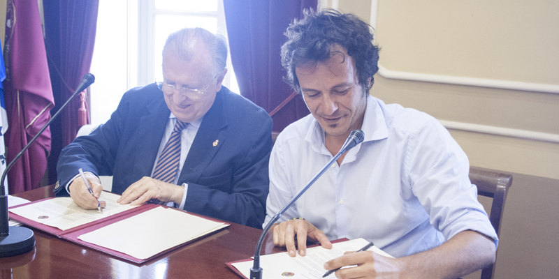Acto de firma de los convenios para poner en marcha el Bono Social Eléctrico de Cádiz.