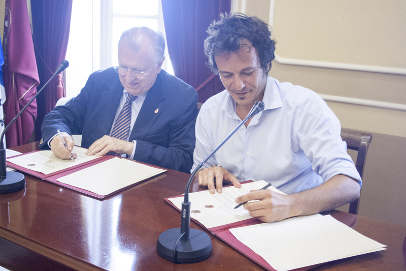 Acto de firma de los convenios para poner en marcha el Bono Social Eléctrico de Cádiz. 