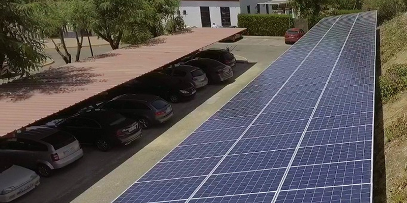 Marquesina fotovoltaica en el aparcamiento del Club Zaudín Golf de Tomares (Sevilla).