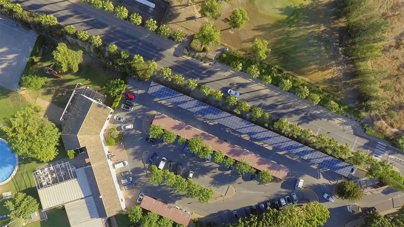 Marquesina fotovoltaica en el aparcamiento del Club Zaudín Golf de Tomares (Sevilla).