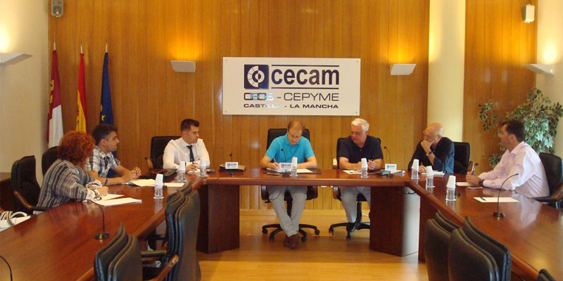 Foto de la reunión de representantes de la Junta de Castilla-La Mancha con empresarios del sector inmobiliario.