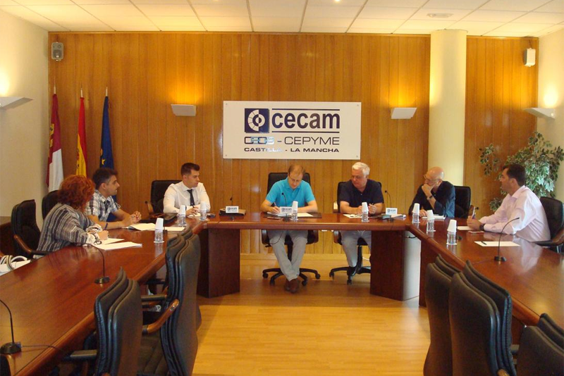 Foto de la reunión de representantes de la Junta de Castilla-La Mancha con empresarios del sector inmobiliario. 