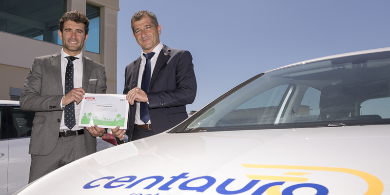 Representante de Axpo Iberia entrega certificación de energía verde a Centauro Rent a Car.