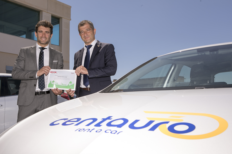 Representante de Axpo Iberia entrega certificación de energía verde a Centauro Rent a Car. 