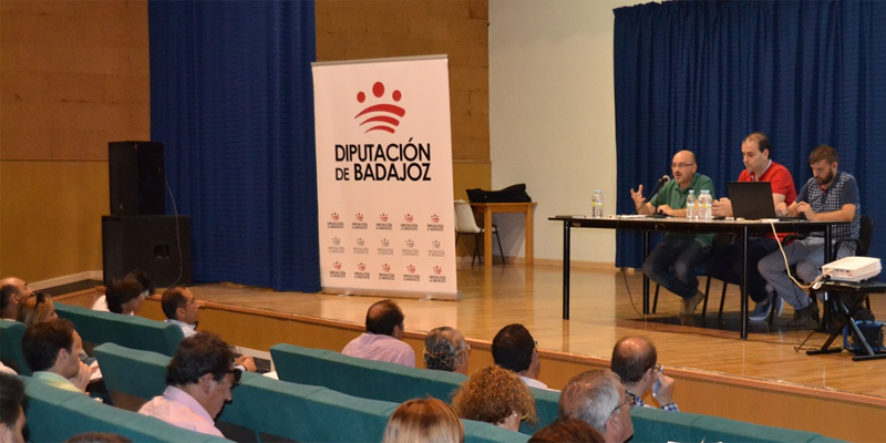 Sesión informativa ofrecida por Diputación de Badajoz en el Salón de Actos de la Casa de Cultura de Arroyo de San Serván.