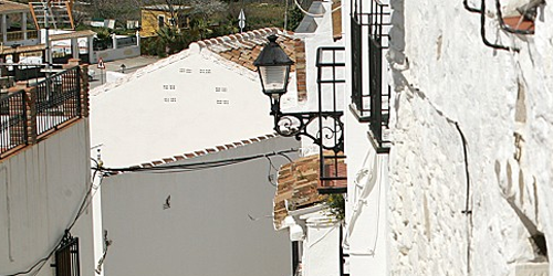 Calle encalada de un pueblo de Málaga.
