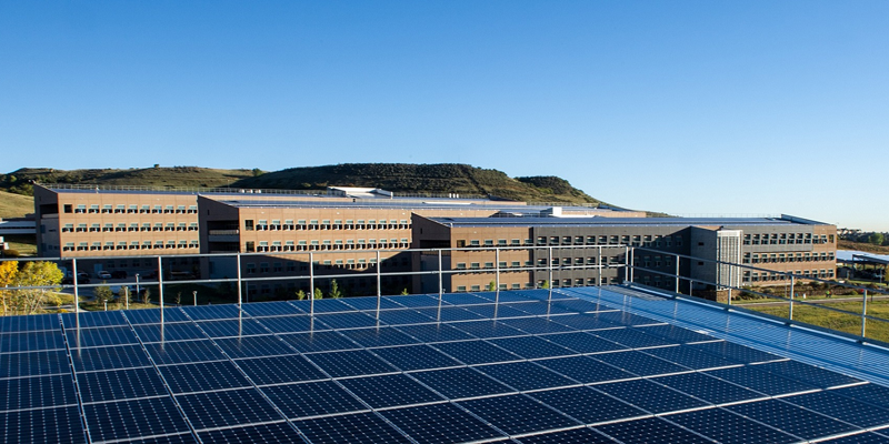 Instalación de autoconsumo fotovoltaico sobre la cubierta de un edificio.