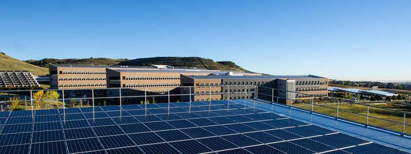 Instalación de autoconsumo fotovoltaico sobre la cubierta de un edificio. 