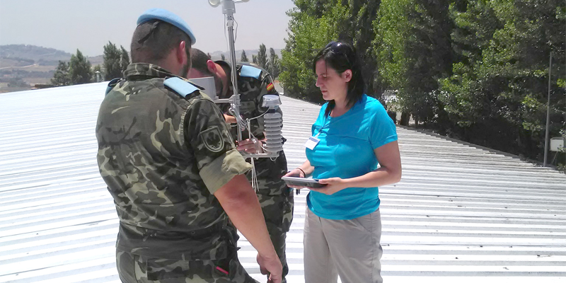 Personal militar junto a profesora de la Universidad de Zaragoza instalan sensores sobre la cubierta de un contenedor de la base militar Miguel de Cervantes, situada en Líbano.