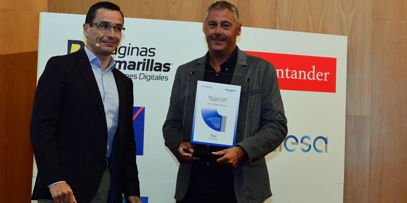 Jose Luis Martinez Garijo, Responsable territorial Ventas Empresas Nuevos Mercados de Endesa ha hecho entrega del galardón a Paco de la Fuente, Director de CDO Covaresa.