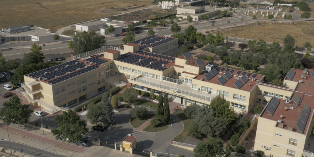 Vista aérea del centro socio-sanitario La Morenica, con paneles fotovoltaicos para autoconsumo sobre la cubierta.