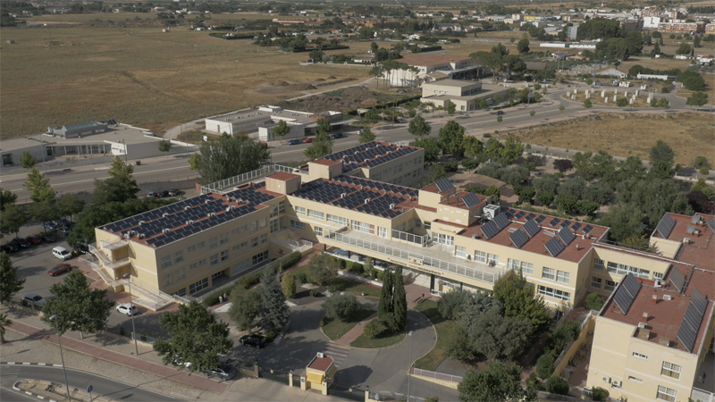 Vista aérea del centro socio-sanitario La Morenica, con paneles fotovoltaicos para autoconsumo sobre la cubierta.