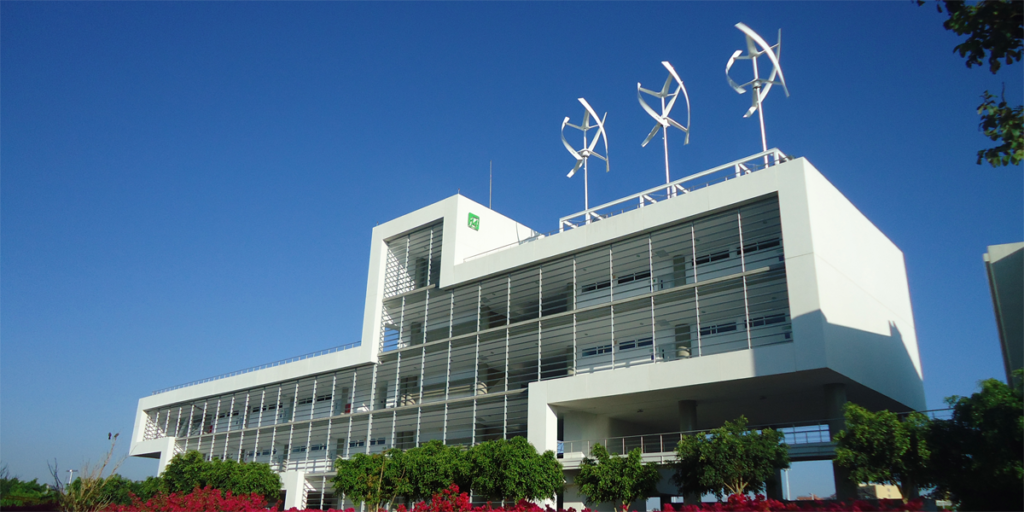 Instalación de turbinas eólicas para autoconsumo sobre la azotea de un edificio de oficinas.