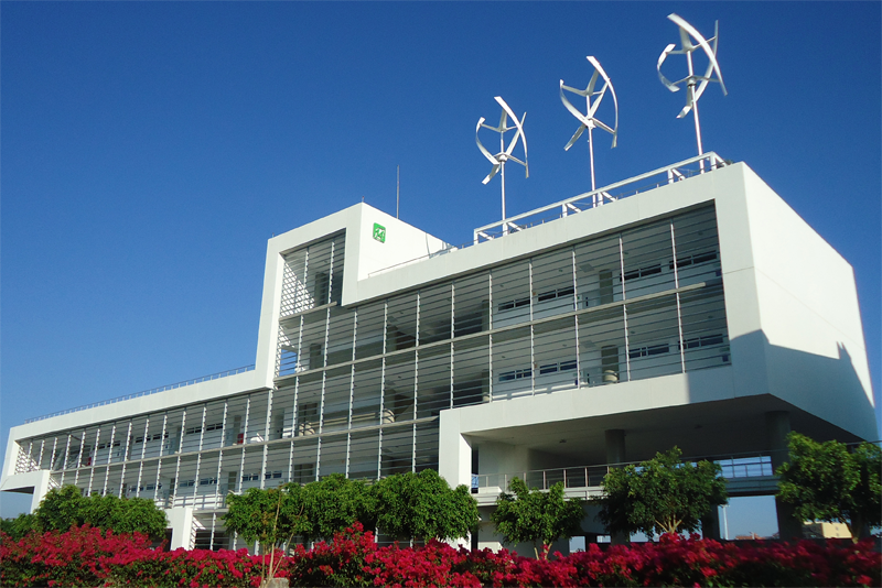 Instalación minieólica para autoconsumo sobre la cubierta de un edificio. 