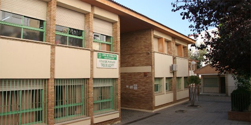 Fachada principal de un colegio público perteneciente a la Junta de Andalucía.