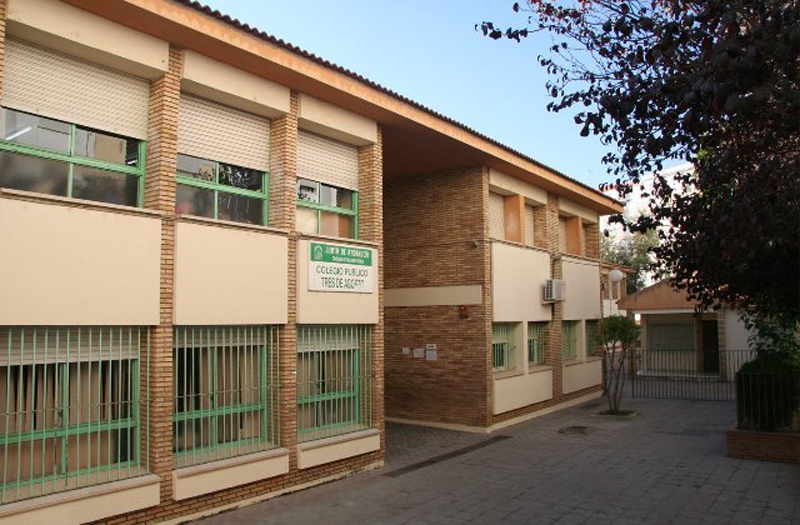 Fachada principal de un colegio público perteneciente a la Junta de Andalucía. 