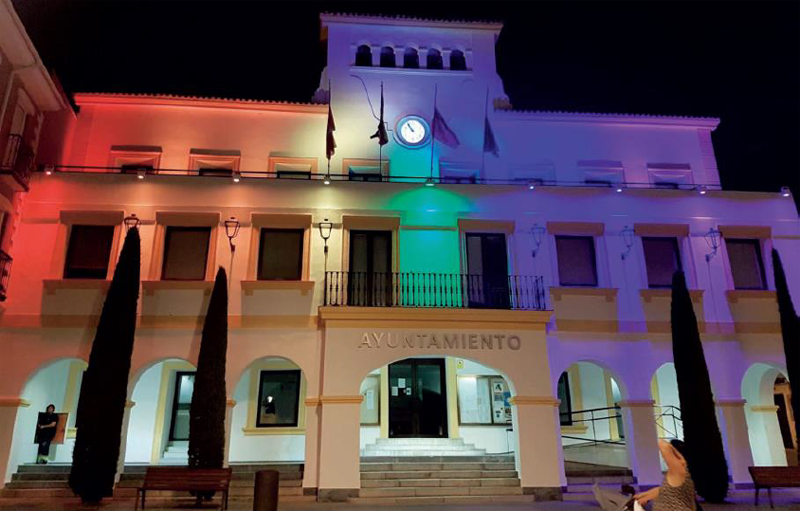 Fachada del Ayuntamiento de San Sebastián de los Reyes con iluminación con RGB, control de punto a punto y cambio dinámico de color e intensidad.