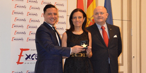 Pilar Budí, de Afec, recibe el Premio Excelencia Profesional otorgado a AFEC.