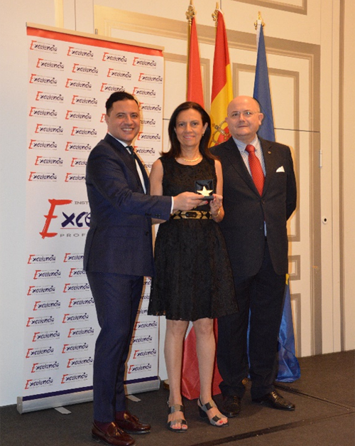 Pilar Budí, de Afec, recibe el Premio Excelencia Profesional otorgado a AFEC. 