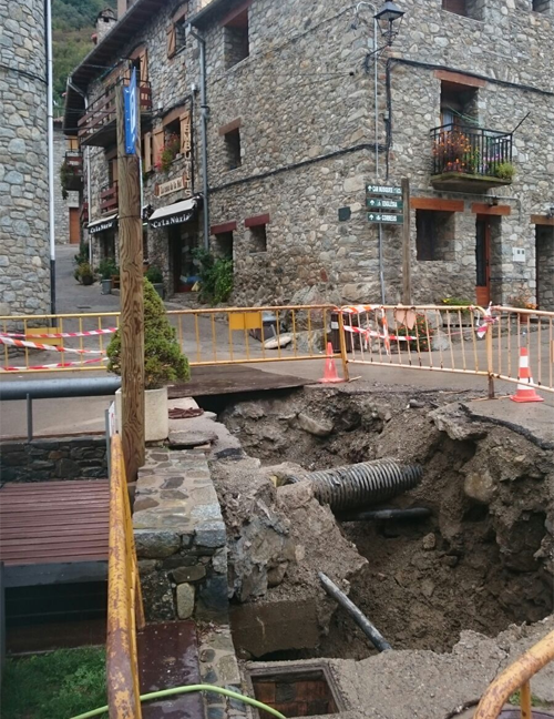 Obras de construcción de la red de calor de Setcases. 