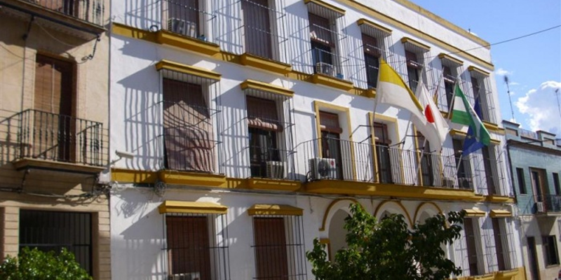 Fachada del ayuntamiento de Coria del Río.