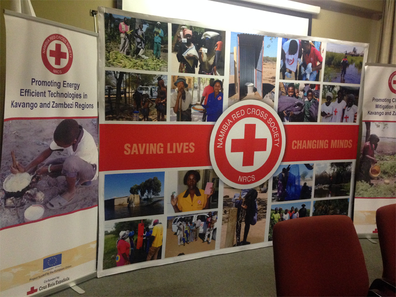 Roll up publicitarios que muestran el proyecto de Cruz Roja para promover el uso de las energías renovables en Namibia. 