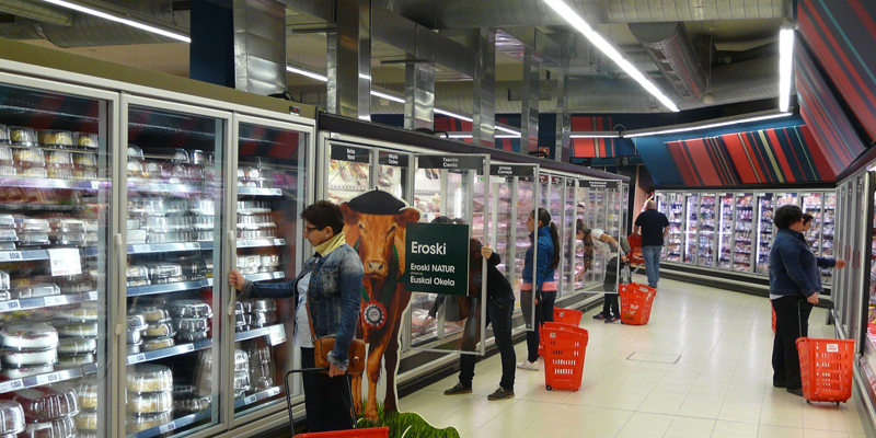 Interior de un supermercado Eroski. Zona de refrigerados.