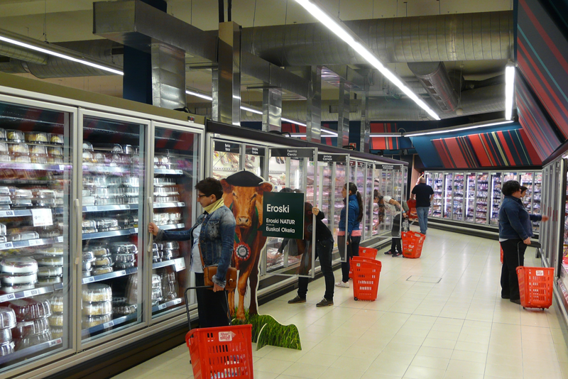 Interior de un supermercado Eroski. Zona de refrigerados. 