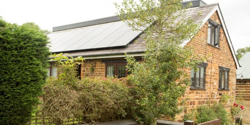 Vivienda con tejado a dos aguas y con paneles solares fotovoltaicos sobre cubierta. Reino Unido.