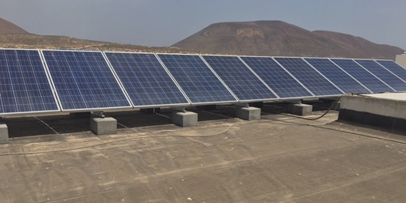 Instalación de autoconsumo eléctrico con paneles solares fotovoltaicos en Lanzarote.