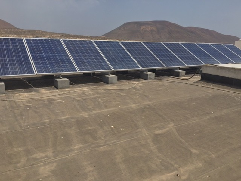 Instalación de autoconsumo eléctrico con paneles solares fotovoltaicos en Lanzarote. 