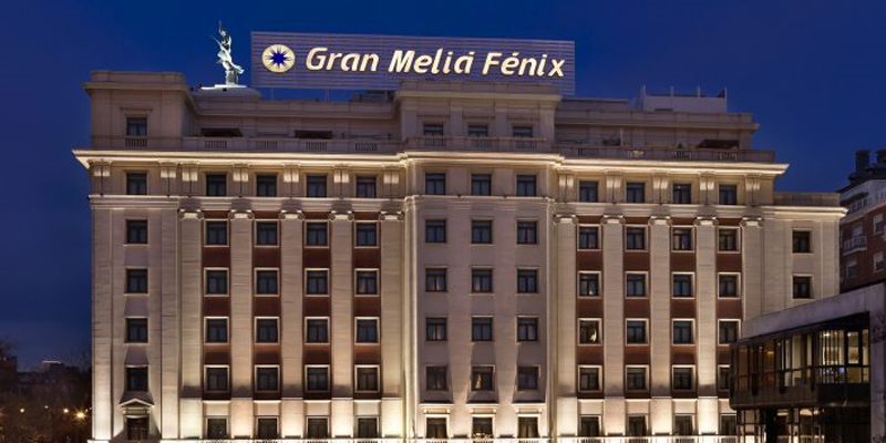 Fachada iluminada del hotel Gran Meliá Fénix, perteneciente a Meliá Hotels International.