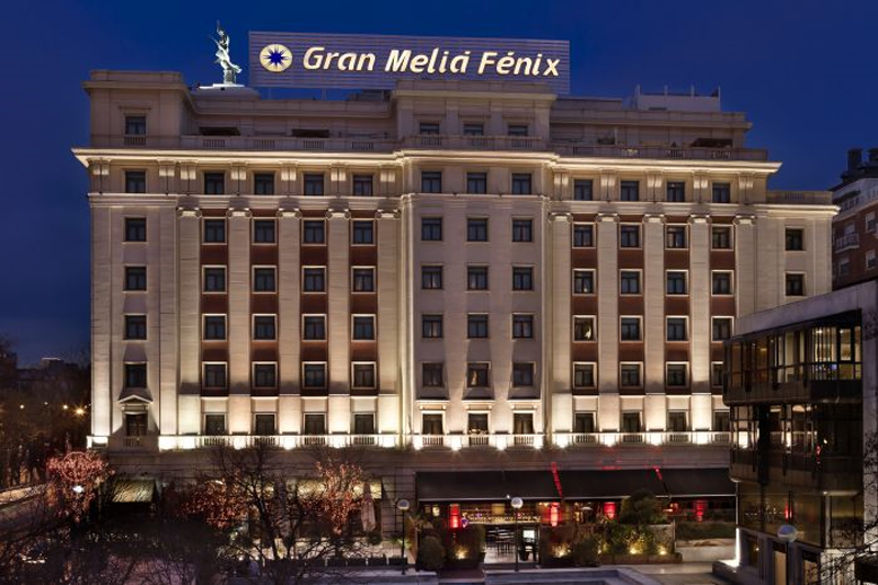Fachada iluminada del hotel Gran Meliá Fénix, perteneciente a Meliá Hotels International. 