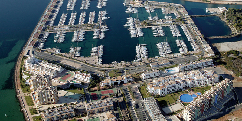 Vista aérea del puerto deportivo Tomás Maestre de La Manga del Mar Menor en Murcia.