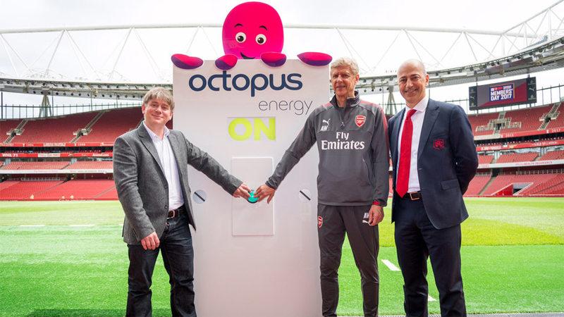 El director general del Arsenal FC posa junto al CEO de Octupus Energy en el campo del Emirates Stadium. 