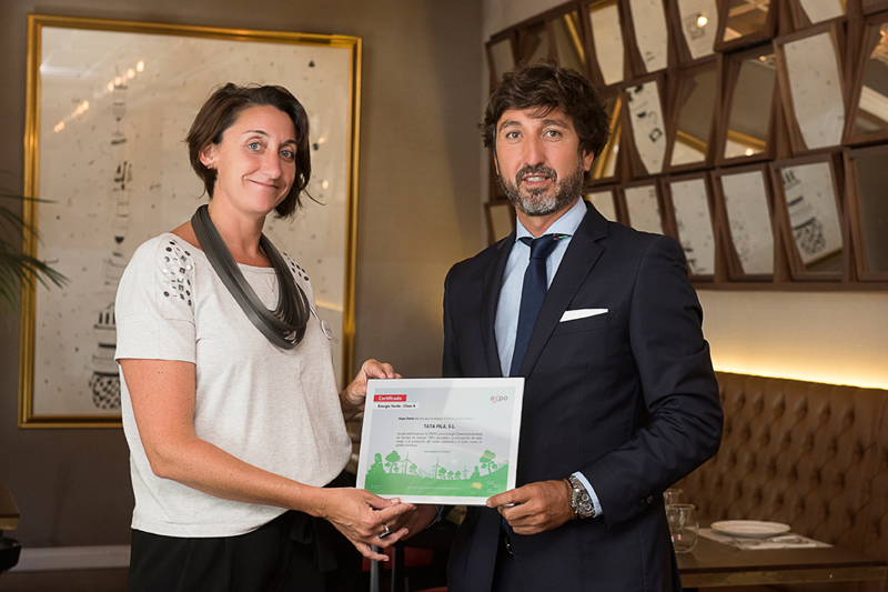 Juan Manuel Navarro, responsable del equipo comercial de Axpo Iberia, entrega la el Certificado de Energía Verde a María Fernanda Gazzaniga, de Grupo Ovejas Negras Company. 