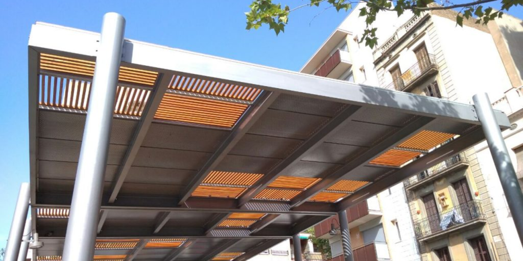Pérgola fotovoltaica en los espacios públicos de Barcelona.