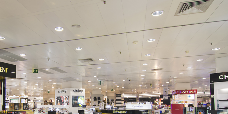 Luminarias led de Grupo Moinsa instaladas en un centro comercial de El Corte Inglés.