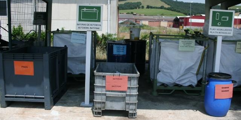 Contenedores de recogida de residuos en un punto limpio de la Diputación de Álava.