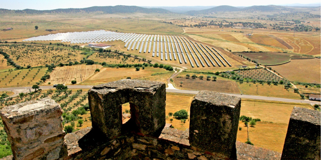 Parque fotovoltaico en un paisaje extremeño. Vista desde torre de un castillo.
