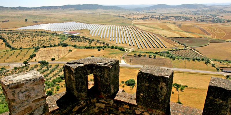 Parque fotovoltaico en un paisaje extremeño. Vista desde torre de un castillo. 