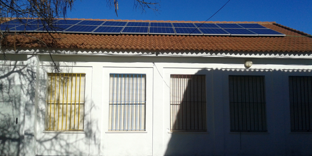 Edificio público de Huelva con paneles solares sobre cubierta.