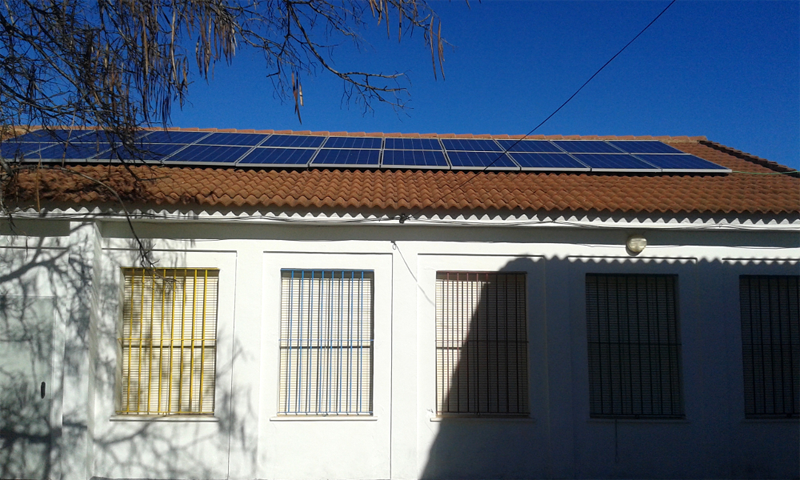 Edificio público de Huelva con paneles solares sobre cubierta. 