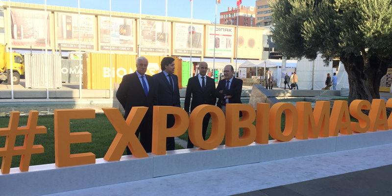 Participantes en FORAE Debate posan en Feria de Valladolid junto al rótulo #Expobiomasa2017.