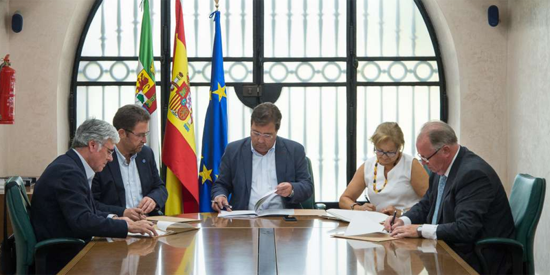 El presidente de la Junta de Extremadura firmando el Protocolo para el Aprovechamiento Sostenible de los Espacios Forestales.