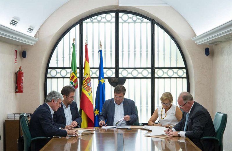 El presidente de la Junta de Extremadura firmando el Protocolo para el Aprovechamiento Sostenible de los Espacios Forestales. 