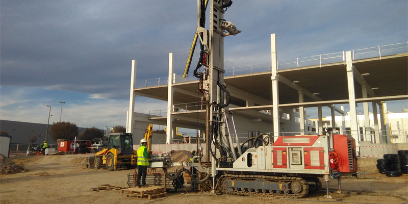 Obras de perforación geotérmicas de Geoter para la nueva sede de Edibon en Móstoles.