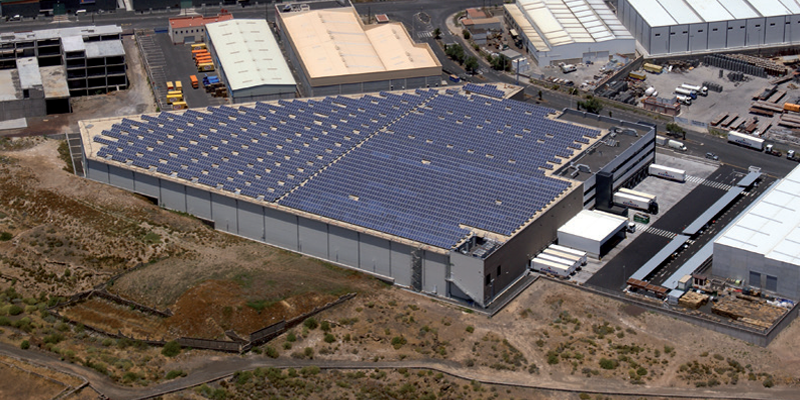 Cubierta con paneles fotovoltaicos en el almacén de Lidl en Alcalá de Henares.